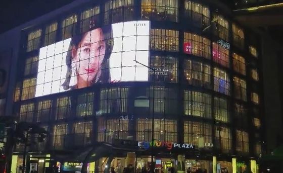 شاشة LED شفافة لسطح مبنى Shop Mall 4500nits 1000 x 500mm